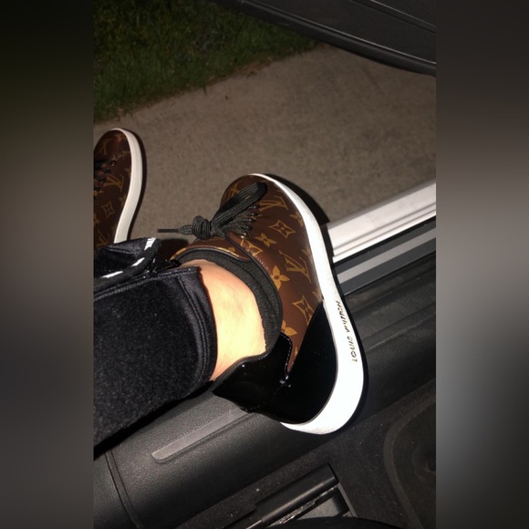 Louis Vuitton Front Row Sneaker - Picture 7 of 7